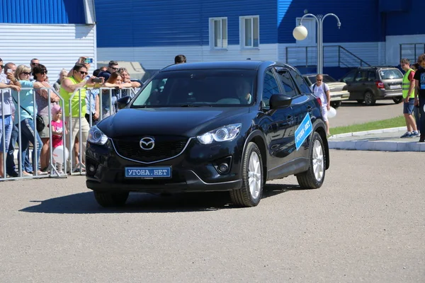 YOSHKAR-OLA, RUSIA, 02 DE JUNIO DE 2019: Exposición de automóviles y automóviles — Foto de Stock