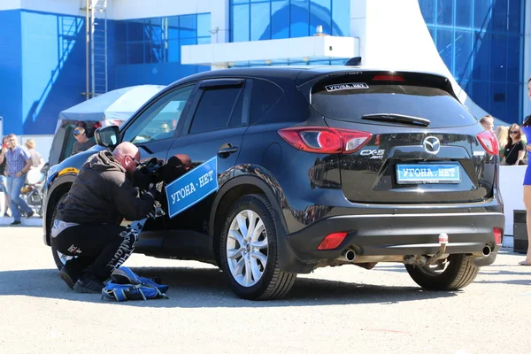 YOSHKAR-OLA, RUSIA, 02 DE JUNIO DE 2019: Exposición de automóviles y automóviles — Foto de Stock