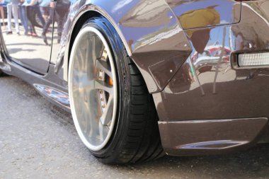 Yoshkar-Ola, Rusya, Haziran 02, 2019: Otomobil ve Motosiklet Fuarı - Festival - Yo Summit 2019 - Otomatik - En düşük araba süspansiyonu - en küçük yer temizliği.