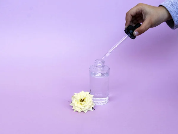 Glass bottle with pipette with oil or serum, with white rose flower on delicate background. Concept: organic bio cosmetics, vegetable oils, serum collagen, skin care — Stock Photo, Image