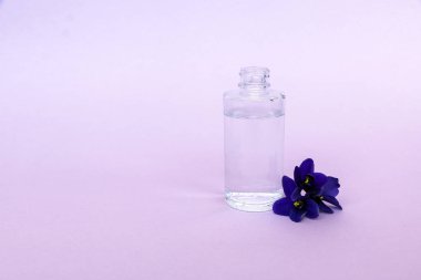 koku ve çiçek tadı ile yükselen elektronik sigara için pipet ile şeffaf şişe sıvı, metin için alan ile pembe arka plan üzerinde.