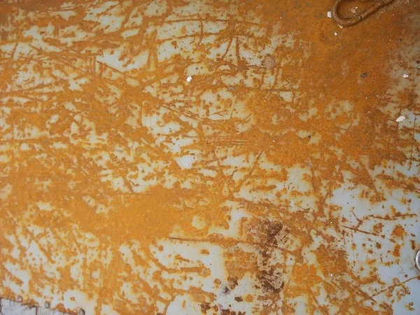 錆と腐食で覆われた塗装された鉄。ゲーム、広告のための背景とテクスチャ. — ストック写真