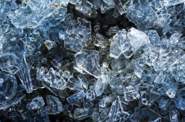 kırık cam. cam Parlatıcı kırıkları ve güneş ışığında kızdırma, birden fazla yansımaları ve cam parçaları glitter. oyunlar, reklam için arka planlar ve dokular.