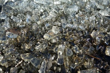 kırık cam. cam Parlatıcı kırıkları ve güneş ışığında kızdırma, birden fazla yansımaları ve cam parçaları glitter. oyunlar, reklam için arka planlar ve dokular.