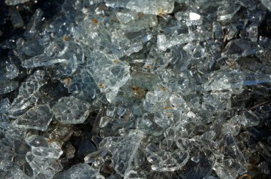 kırık cam. cam Parlatıcı kırıkları ve güneş ışığında kızdırma, birden fazla yansımaları ve cam parçaları glitter. oyunlar, reklam için arka planlar ve dokular.