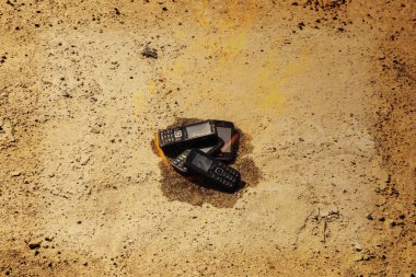 dokusal beton arka plan üzerinde yanmış cep telefonları. Konsept: Düşük kaliteli cep telefonları kullanma tehlikesi.