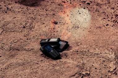 dokusal beton arka plan üzerinde yanmış cep telefonları. Konsept: Düşük kaliteli cep telefonları kullanma tehlikesi.