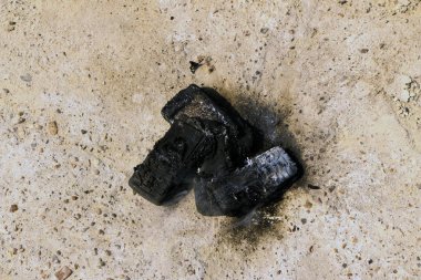 dokusal beton arka plan üzerinde yanmış cep telefonları. Konsept: Düşük kaliteli cep telefonları kullanma tehlikesi.