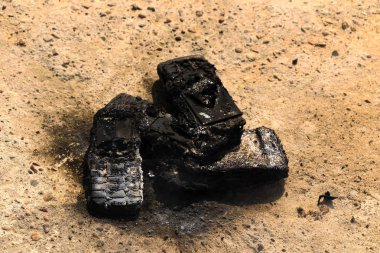 dokusal beton arka plan üzerinde yanmış cep telefonları. Konsept: Düşük kaliteli cep telefonları kullanma tehlikesi.