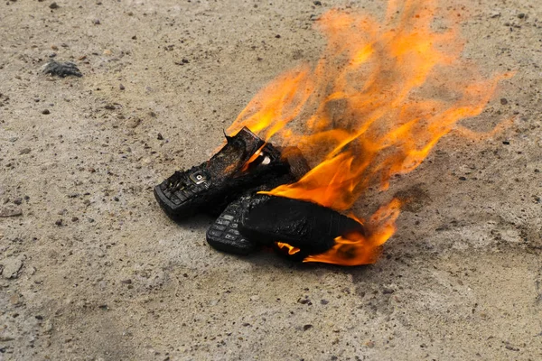 Téléphones portables brûlés sur fond de béton texturé. Concept : Danger d'utiliser des téléphones portables de mauvaise qualité . — Photo