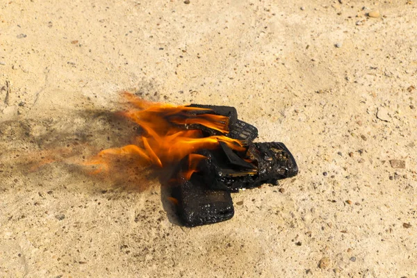 Teléfonos móviles quemados sobre fondo de hormigón texturizado. Concepto: Peligro de usar teléfonos celulares de baja calidad . —  Fotos de Stock