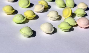 Beyaz arka planda küçük renkli köfte. çocuklar için yemek, şenlikli ve Noel partileri.