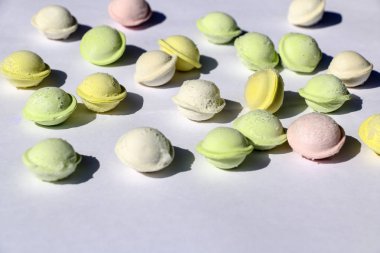 Beyaz arka planda küçük renkli köfte. çocuklar için yemek, şenlikli ve Noel partileri.