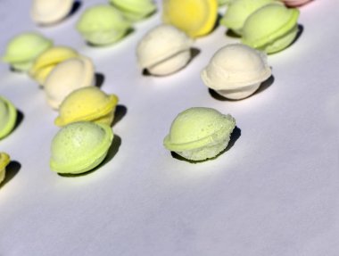 Beyaz arka planda küçük renkli köfte. çocuklar için yemek, şenlikli ve Noel partileri.