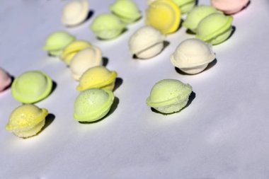 Beyaz arka planda küçük renkli köfte. çocuklar için yemek, şenlikli ve Noel partileri.