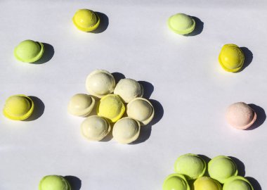 Beyaz arka planda küçük renkli köfte. çocuklar için yemek, şenlikli ve Noel partileri.