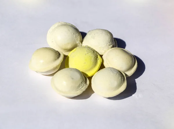 Bolinhos pequenos coloridos no fundo branco. comida para crianças, festas festivas e de Natal . — Fotografia de Stock