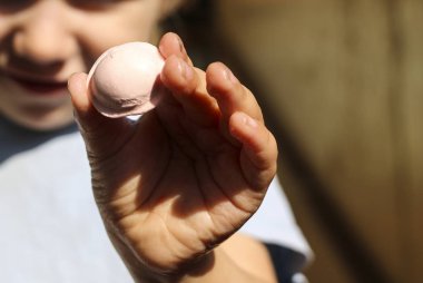 çocukların elleri şenlik lişme için çok renkli küçük pelmeni yapıyoruz.