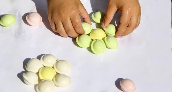 Le mani dei bambini stanno facendo piccoli pelmeni multicolori per festa . — Foto Stock