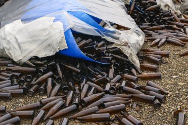 terk edilmiş cam fabrikası. paletler paketlenmiş şişeler, asfalt üzerinde kırık şişeler, gevşek şişe ve üretimçöp çok. yıkım, ayrılık, işletmenin iflası.