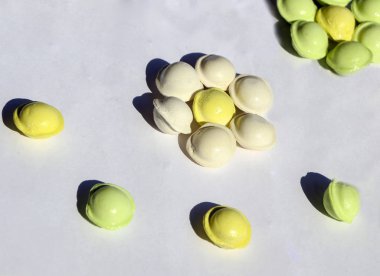 Beyaz arka planda küçük renkli köfte. çocuklar için yemek, şenlikli ve Noel partileri.