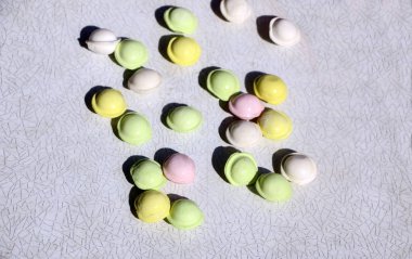 Beyaz arka planda küçük renkli köfte. çocuklar için yemek, şenlikli ve Noel partileri.