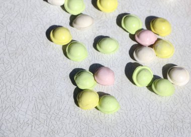 Beyaz arka planda küçük renkli köfte. çocuklar için yemek, şenlikli ve Noel partileri.