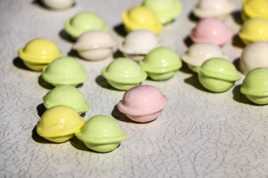 Beyaz arka planda küçük renkli köfte. çocuklar için yemek, şenlikli ve Noel partileri.