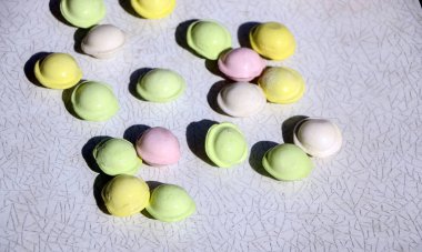 Beyaz arka planda küçük renkli köfte. çocuklar için yemek, şenlikli ve Noel partileri.