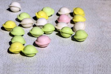 Beyaz arka planda küçük renkli köfte. çocuklar için yemek, şenlikli ve Noel partileri.