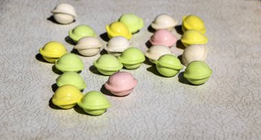 Beyaz arka planda küçük renkli köfte. çocuklar için yemek, şenlikli ve Noel partileri.