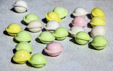 Beyaz arka planda küçük renkli köfte. çocuklar için yemek, şenlikli ve Noel partileri.