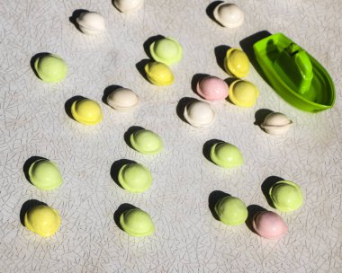 Beyaz arka planda küçük renkli köfte. çocuklar için yemek, şenlikli ve Noel partileri.