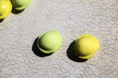 Beyaz arka planda küçük renkli köfte. çocuklar için yemek, şenlikli ve Noel partileri.