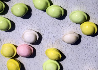 Beyaz arka planda küçük renkli köfte. çocuklar için yemek, şenlikli ve Noel partileri.