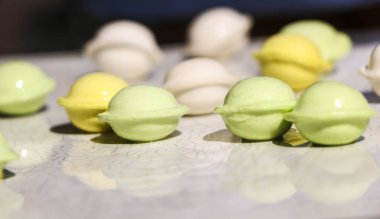 Beyaz arka planda küçük renkli köfte. çocuklar için yemek, şenlikli ve Noel partileri.