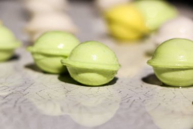 Beyaz arka planda küçük renkli köfte. çocuklar için yemek, şenlikli ve Noel partileri.