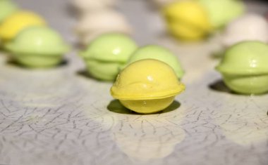 Beyaz arka planda küçük renkli köfte. çocuklar için yemek, şenlikli ve Noel partileri.