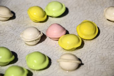 Beyaz arka planda küçük renkli köfte. çocuklar için yemek, şenlikli ve Noel partileri.