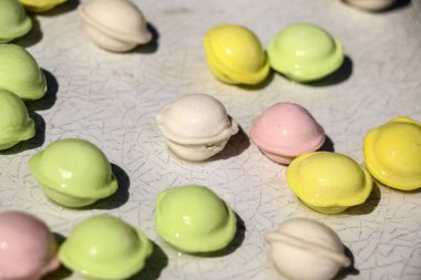 Beyaz arka planda küçük renkli köfte. çocuklar için yemek, şenlikli ve Noel partileri.