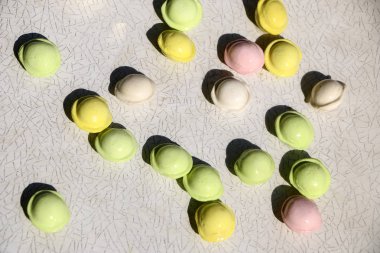 Beyaz arka planda küçük renkli köfte. çocuklar için yemek, şenlikli ve Noel partileri.