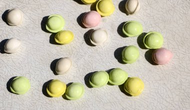 Beyaz arka planda küçük renkli köfte. çocuklar için yemek, şenlikli ve Noel partileri.