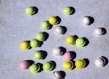 Beyaz arka planda küçük renkli köfte. çocuklar için yemek, şenlikli ve Noel partileri.