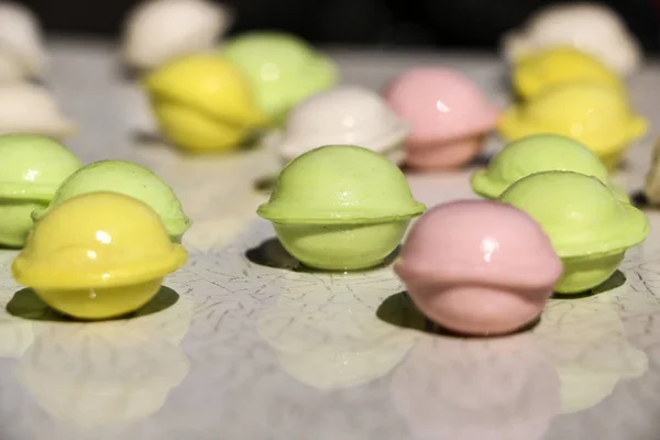 Bolinhos pequenos coloridos no fundo branco. comida para crianças, festas festivas e de Natal . — Fotografia de Stock