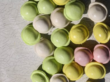 Beyaz arka planda küçük renkli köfte. çocuklar için yemek, şenlikli ve Noel partileri.