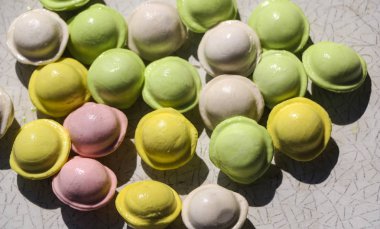 Beyaz arka planda küçük renkli köfte. çocuklar için yemek, şenlikli ve Noel partileri.