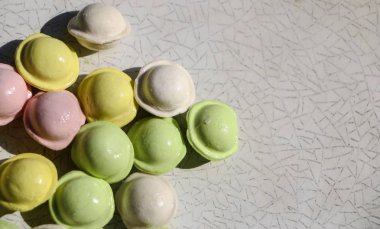 Beyaz arka planda küçük renkli köfte. çocuklar için yemek, şenlikli ve Noel partileri.