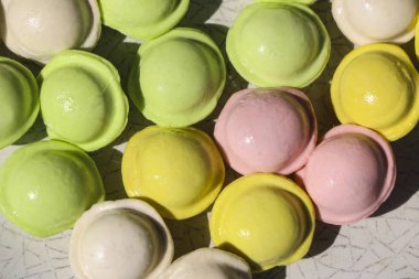 Beyaz arka planda küçük renkli köfte. çocuklar için yemek, şenlikli ve Noel partileri.