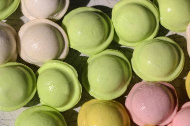 Beyaz arka planda küçük renkli köfte. çocuklar için yemek, şenlikli ve Noel partileri.