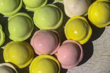 Beyaz arka planda küçük renkli köfte. çocuklar için yemek, şenlikli ve Noel partileri.